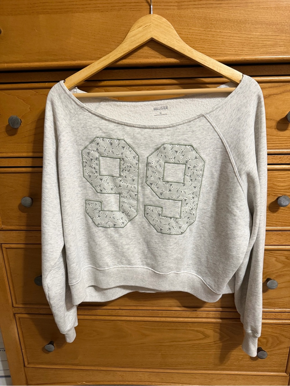 Hollister Womens Gray Pullover Sweatshirt M Floral Embroidered Logo Boat Neck